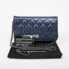 Wallet on chain CHANEL bleu rayé irisé