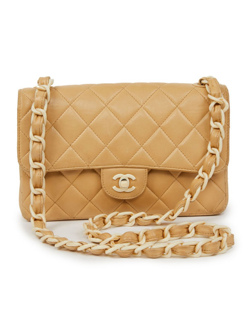 Timeless CHANEL en cuir d'agneau beige et bijouterie façon ivoire