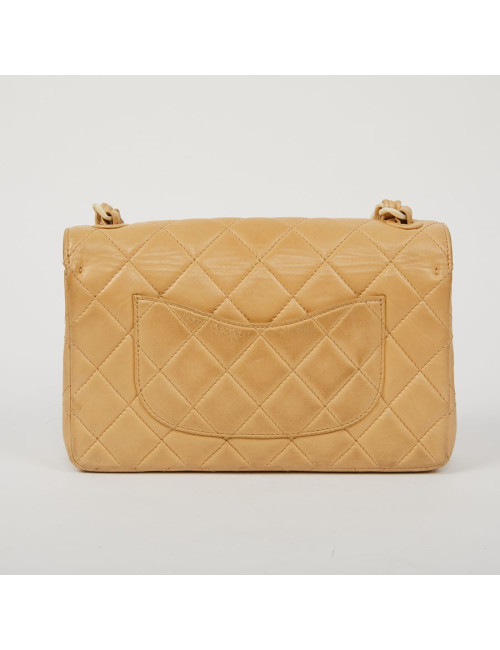 Timeless CHANEL en cuir d'agneau beige et bijouterie façon ivoire