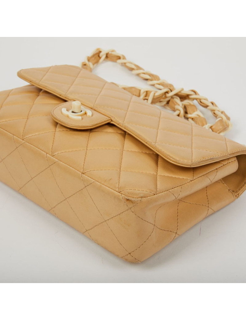 Sac CHANEL cuir d'agneau beige et bijouterie façon ivoire