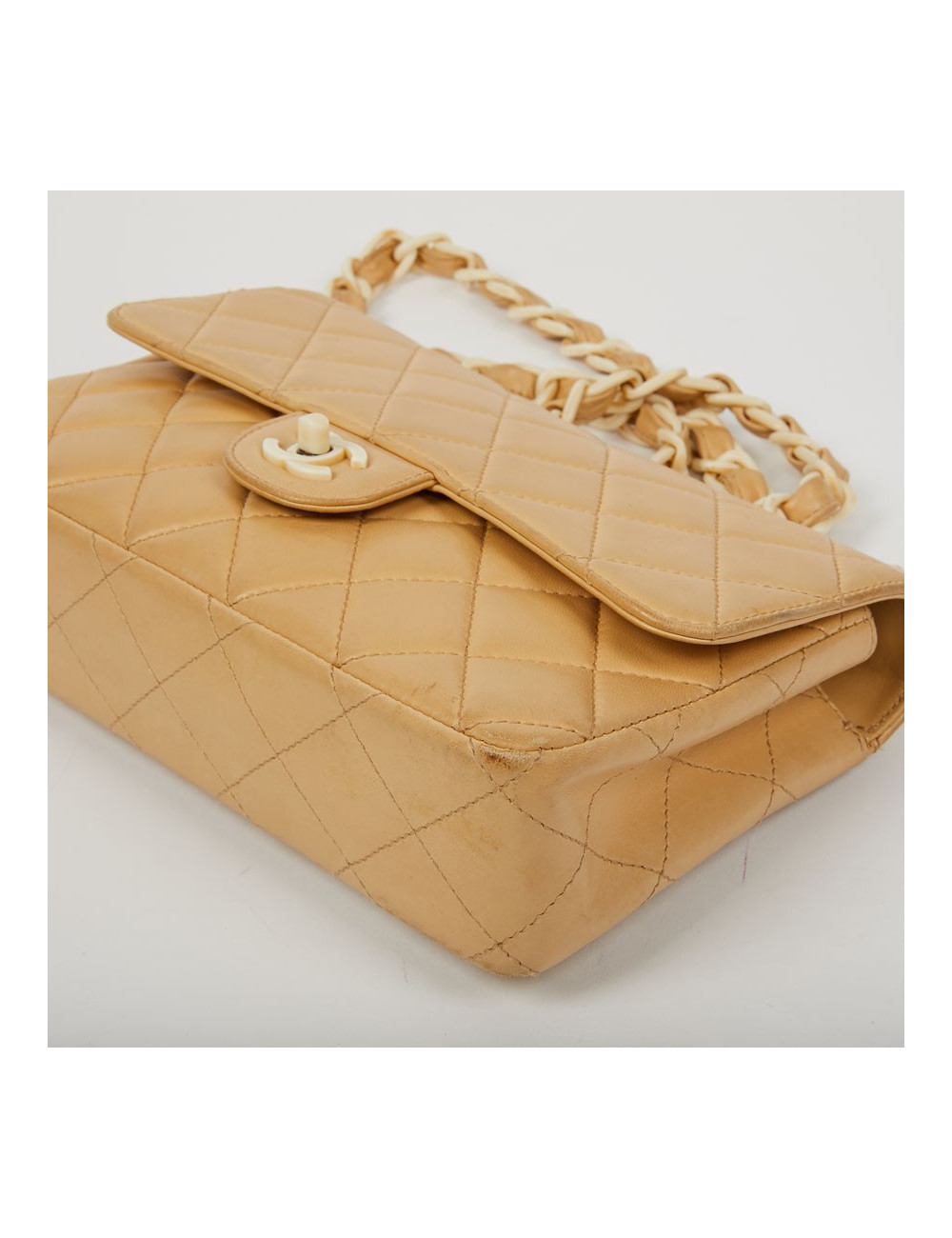 Timeless CHANEL en cuir d'agneau beige et bijouterie façon ivoire