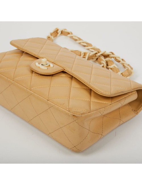 Timeless CHANEL en cuir d'agneau beige et bijouterie façon ivoire