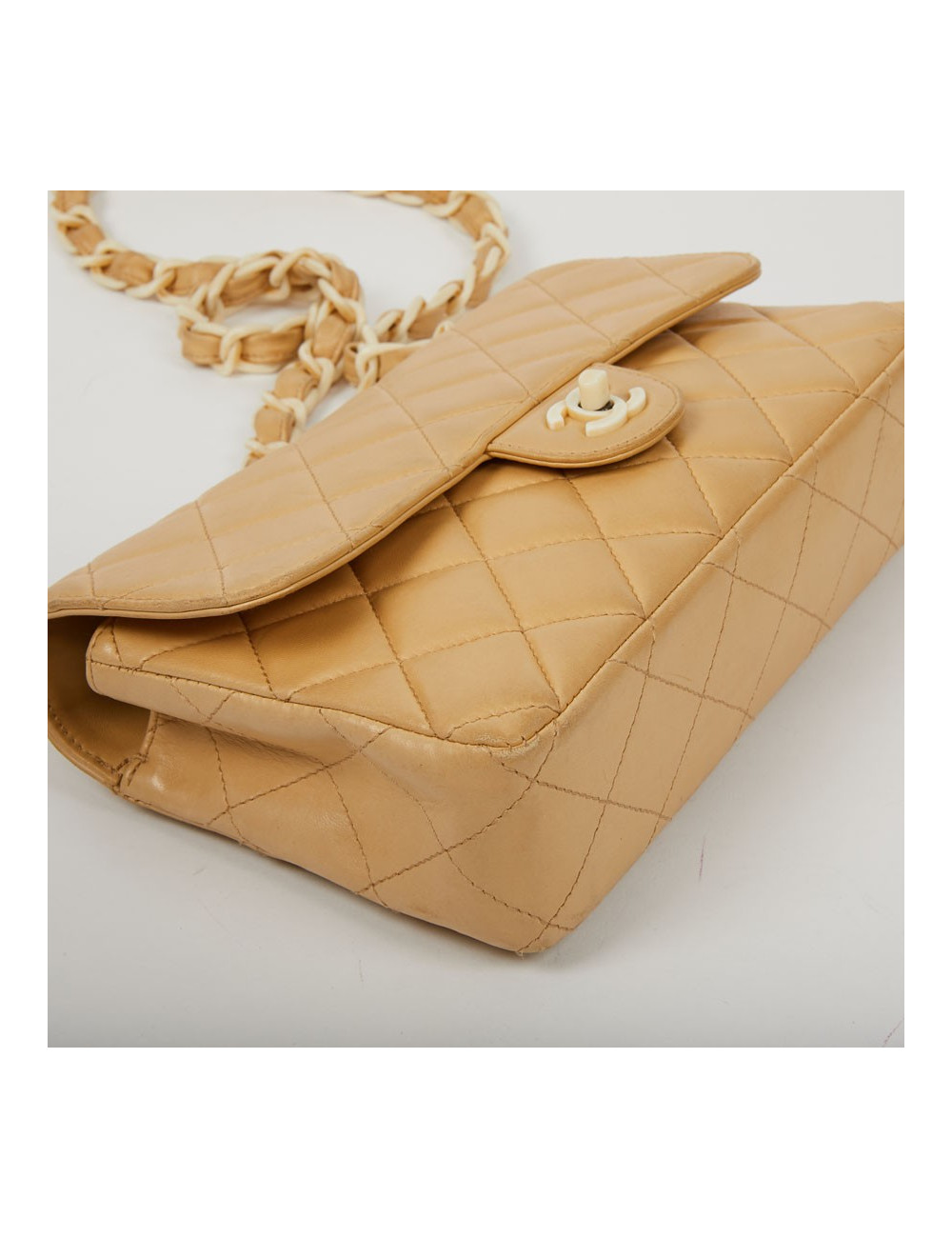 Timeless CHANEL en cuir d'agneau beige et bijouterie façon ivoire