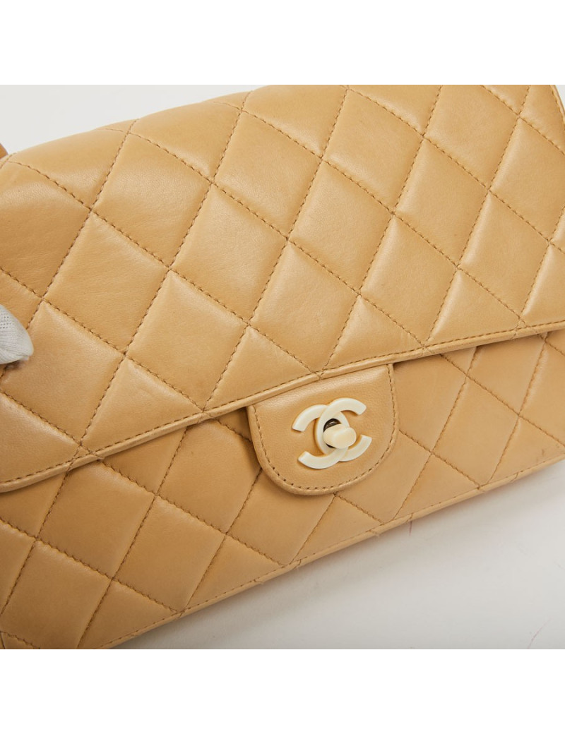 Sac CHANEL cuir d'agneau beige et bijouterie façon ivoire