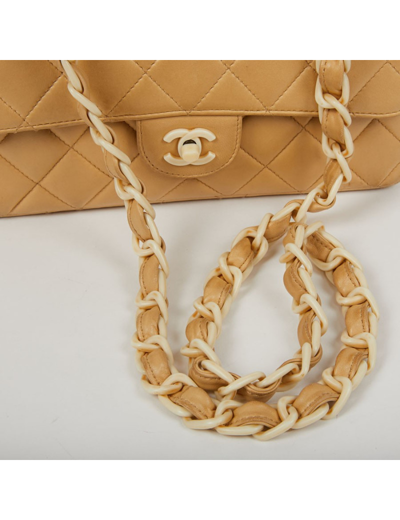 Sac CHANEL cuir d'agneau beige et bijouterie façon ivoire