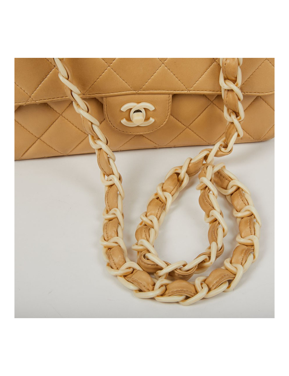 Timeless CHANEL en cuir d'agneau beige et bijouterie façon ivoire
