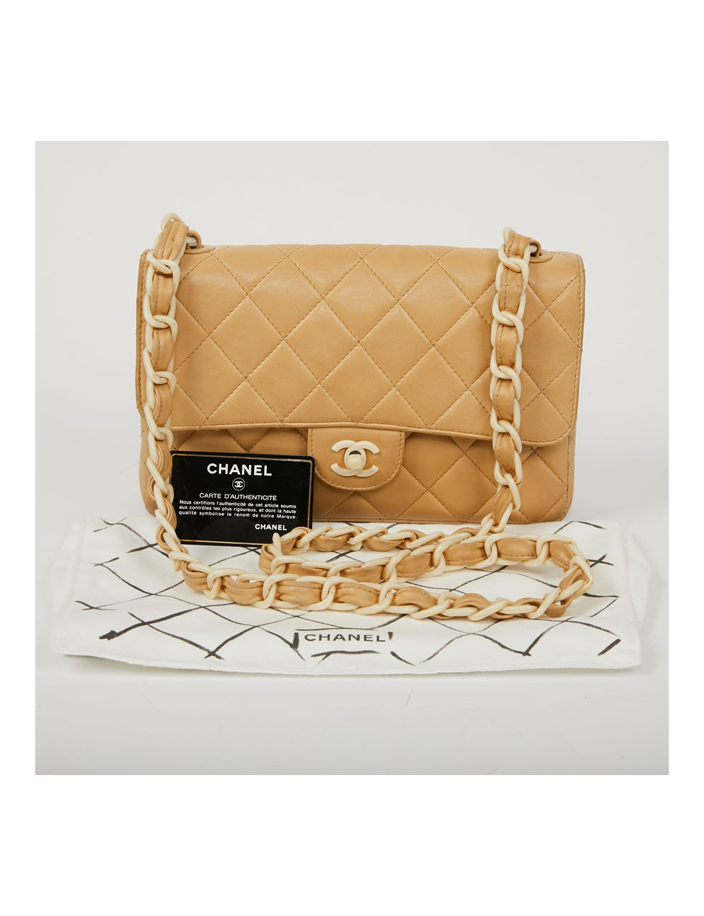 Timeless CHANEL en cuir d'agneau beige et bijouterie façon ivoire