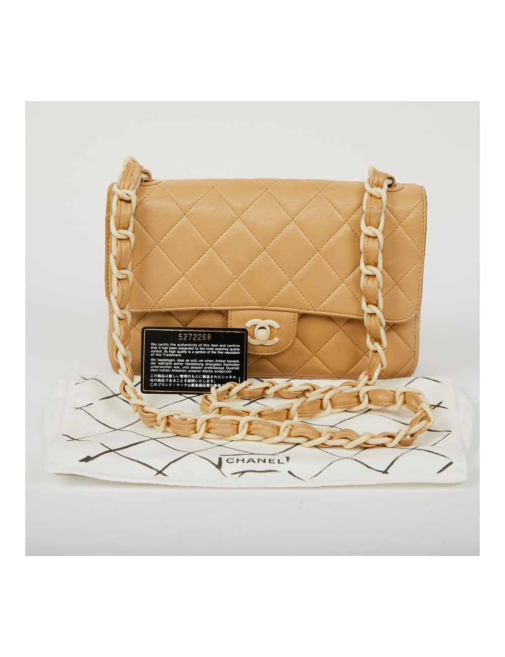 Timeless CHANEL en cuir d'agneau beige et bijouterie façon ivoire