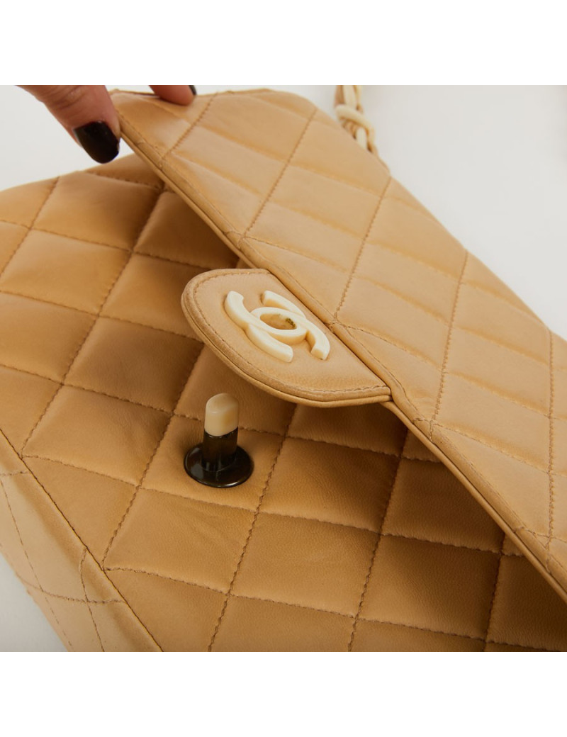 Sac CHANEL cuir d'agneau beige et bijouterie façon ivoire