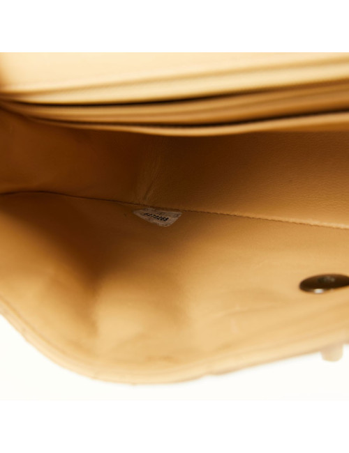 Timeless CHANEL en cuir d'agneau beige et bijouterie façon ivoire