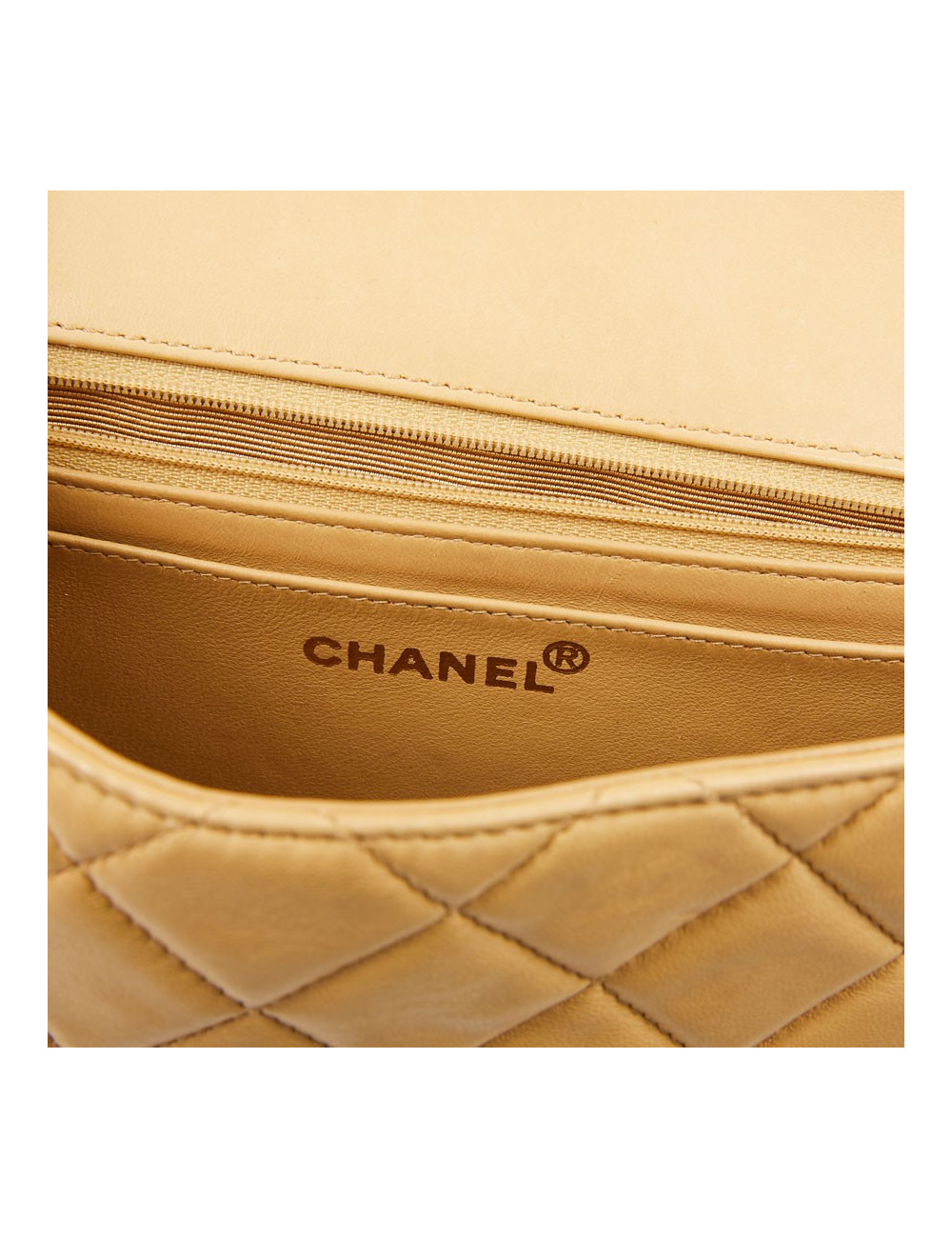 Timeless CHANEL en cuir d'agneau beige et bijouterie façon ivoire