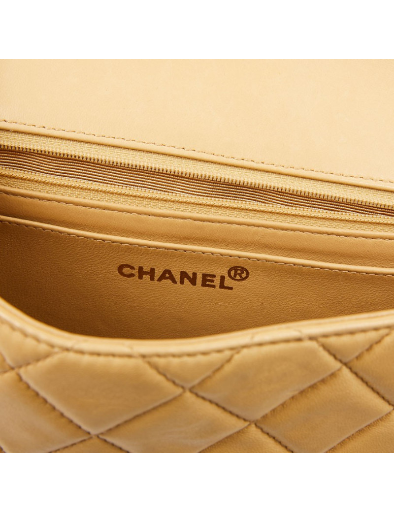Sac CHANEL cuir d'agneau beige et bijouterie façon ivoire