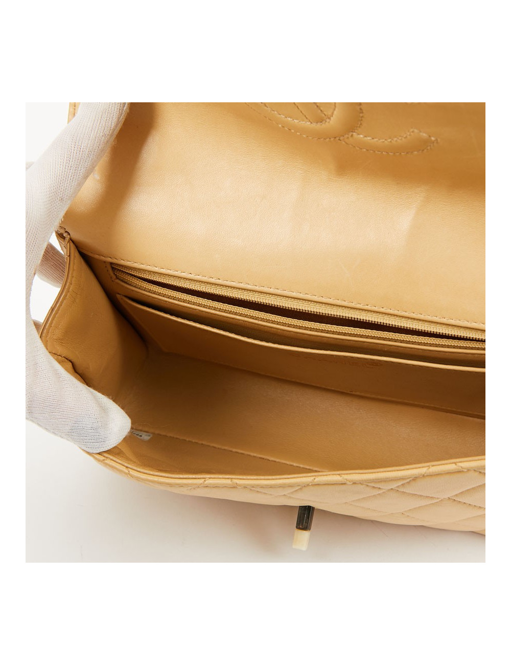 Timeless CHANEL en cuir d'agneau beige et bijouterie façon ivoire