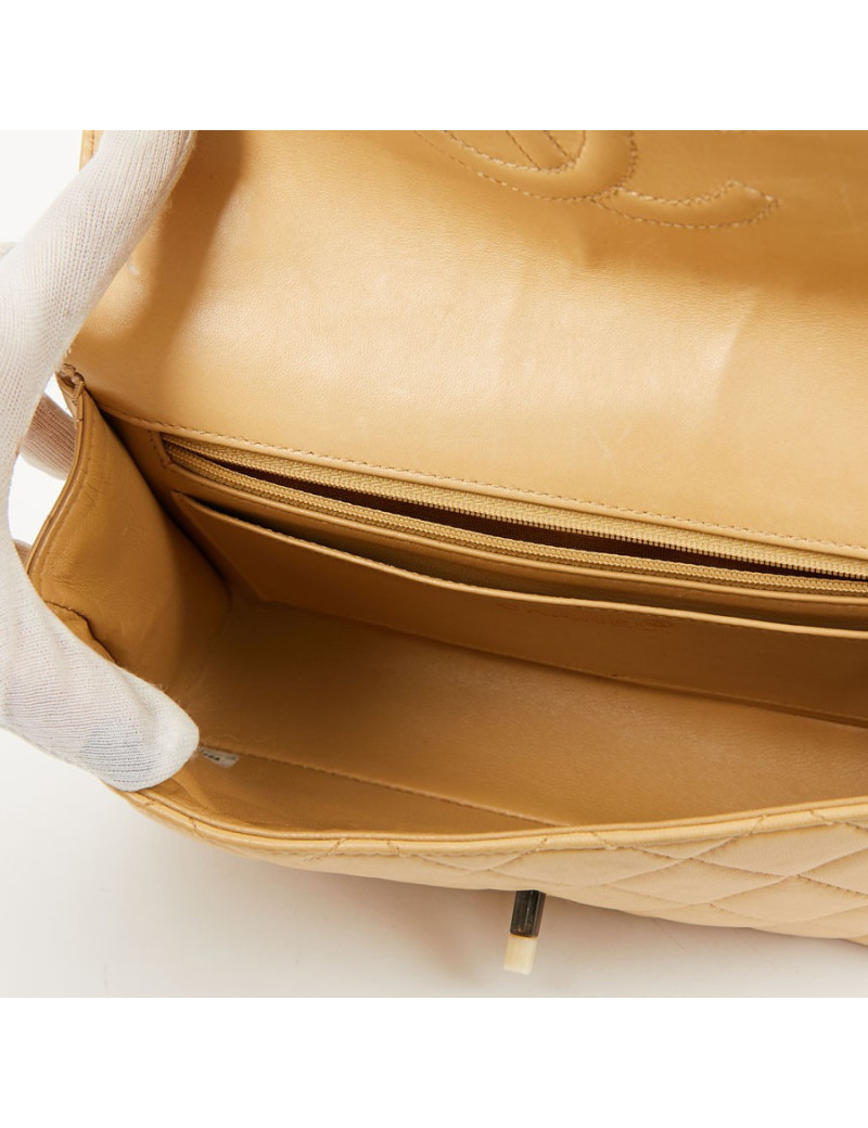 Timeless CHANEL en cuir d'agneau beige et bijouterie façon ivoire