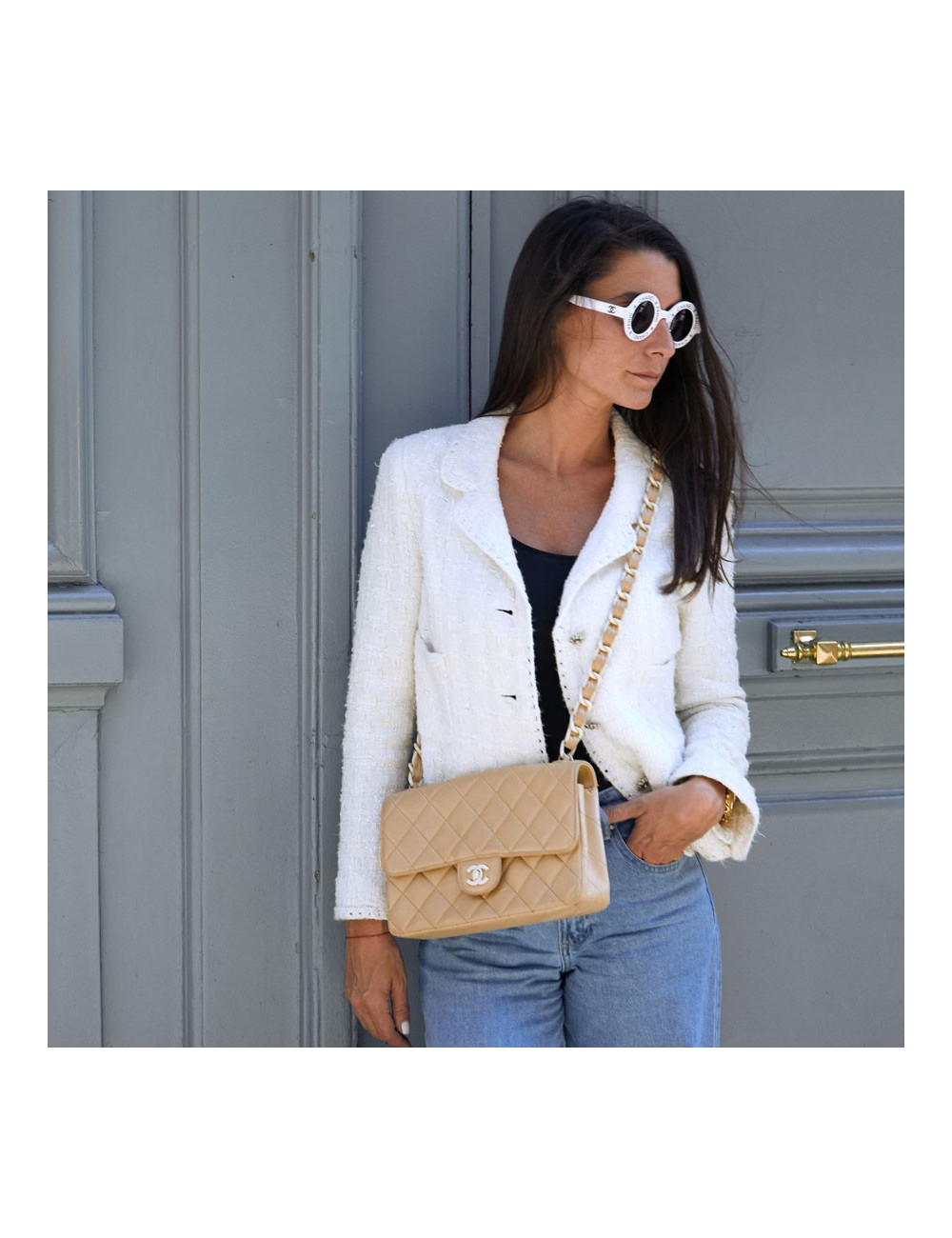 Timeless CHANEL en cuir d'agneau beige et bijouterie façon ivoire