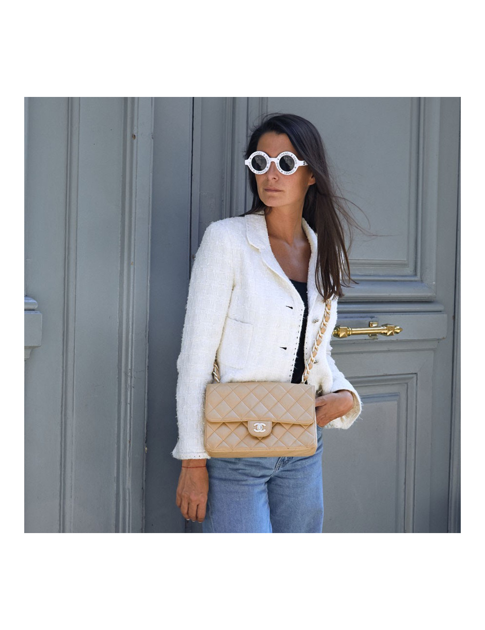 Timeless CHANEL en cuir d'agneau beige et bijouterie façon ivoire