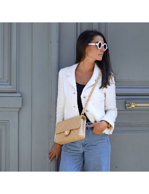 Timeless CHANEL en cuir d'agneau beige et bijouterie façon ivoire