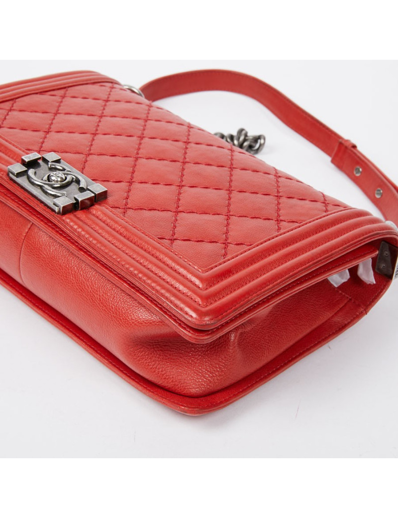 CHANEL Boy en cuir matelassé rouge