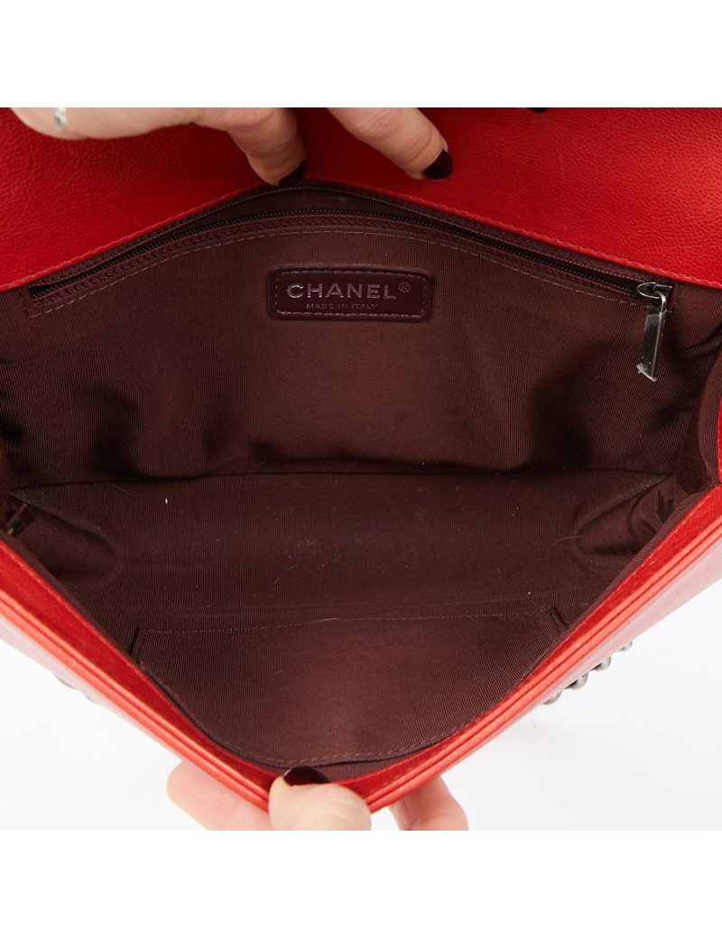 CHANEL Boy en cuir matelassé rouge