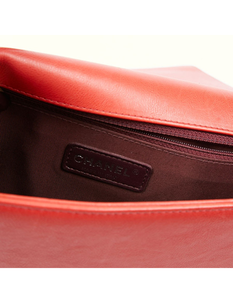 CHANEL Boy en cuir matelassé rouge