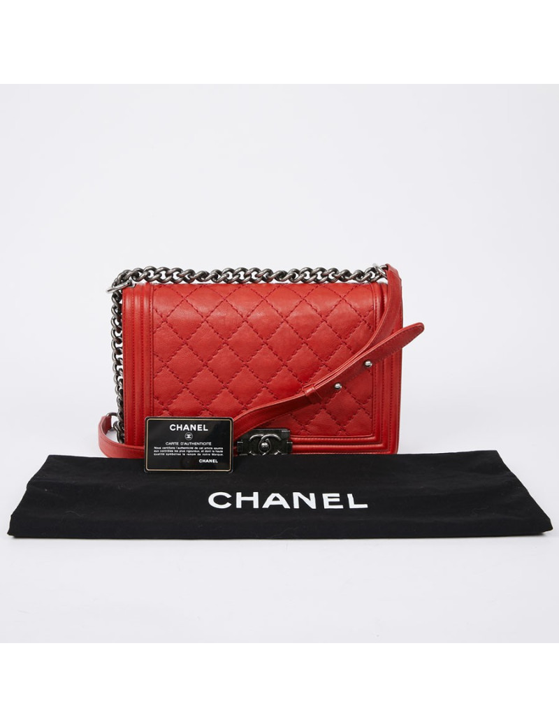 CHANEL Boy en cuir matelassé rouge