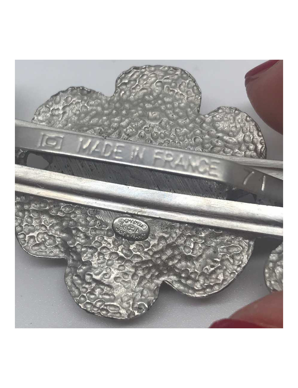 Barrette CHANEL camélias argent strié