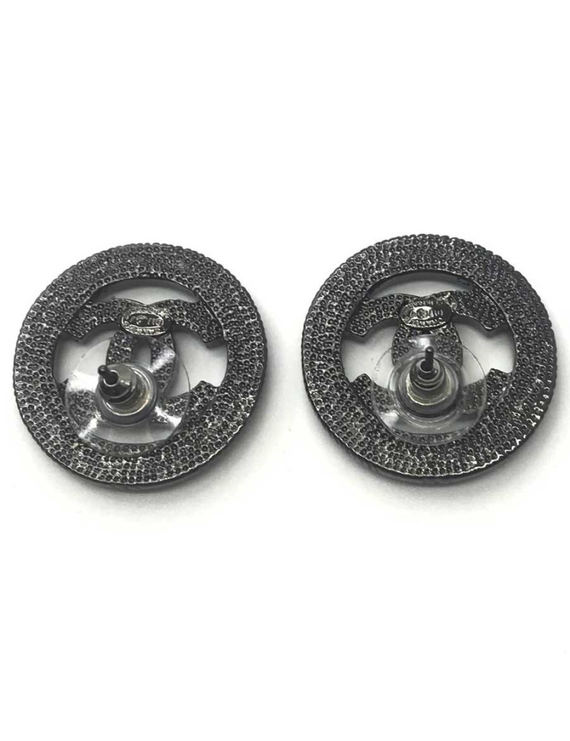 Boucles d'oreille CHANEL clous ruthénium et perles 
