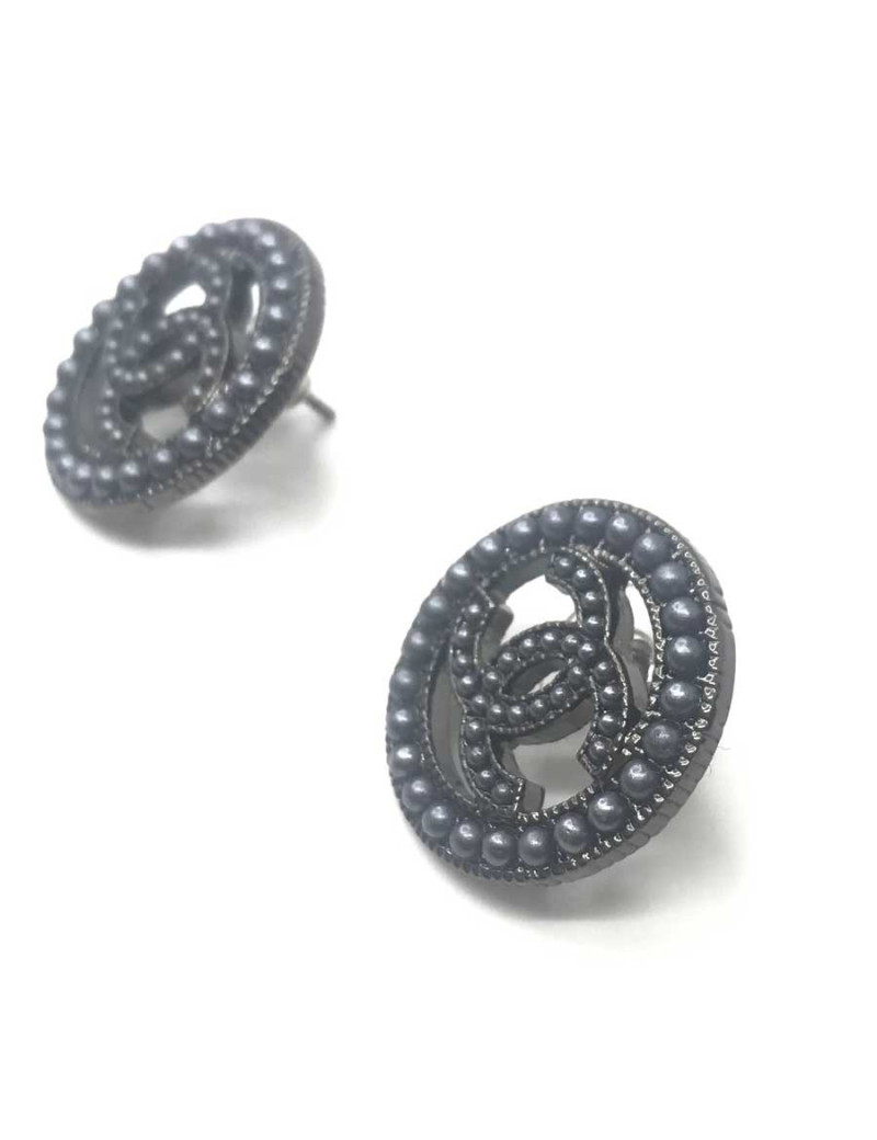 Boucles d'oreille CHANEL clous ruthénium et perles 