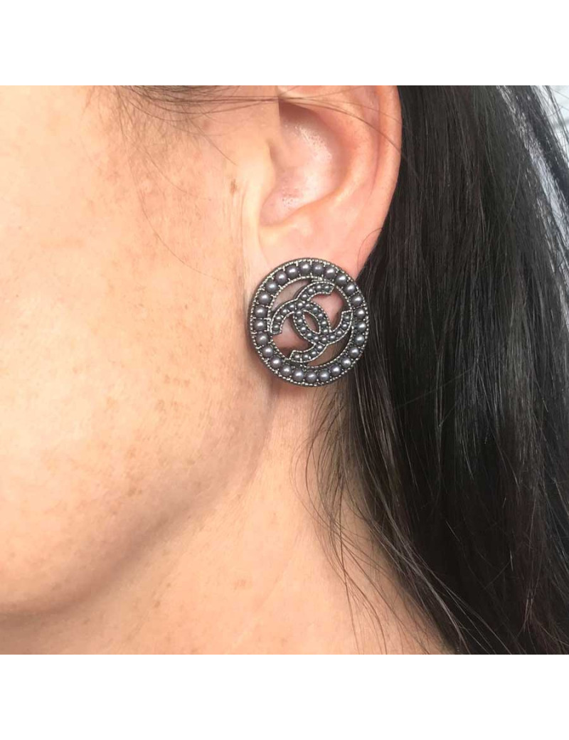 Clous CHANEL perles grises et ruthénium