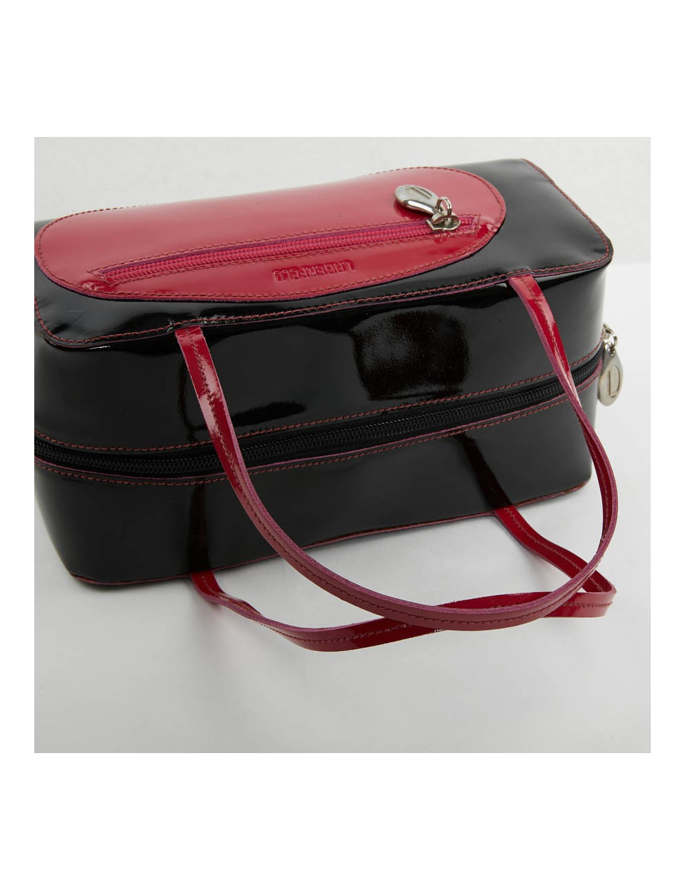 Sac LAGERFELD cuir verni noir poignée fuschia