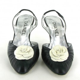CHANEL pumps in black leather and cream Camellia
