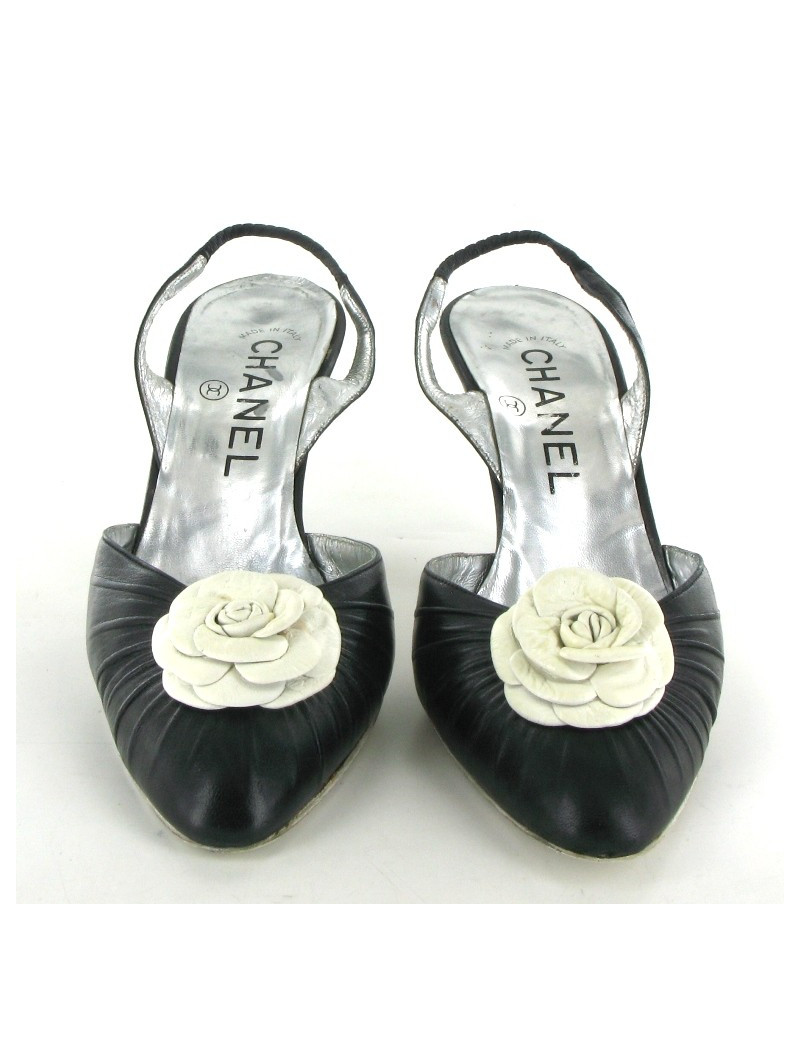 Escarpins CHANEL en cuir noir et camélia crème
