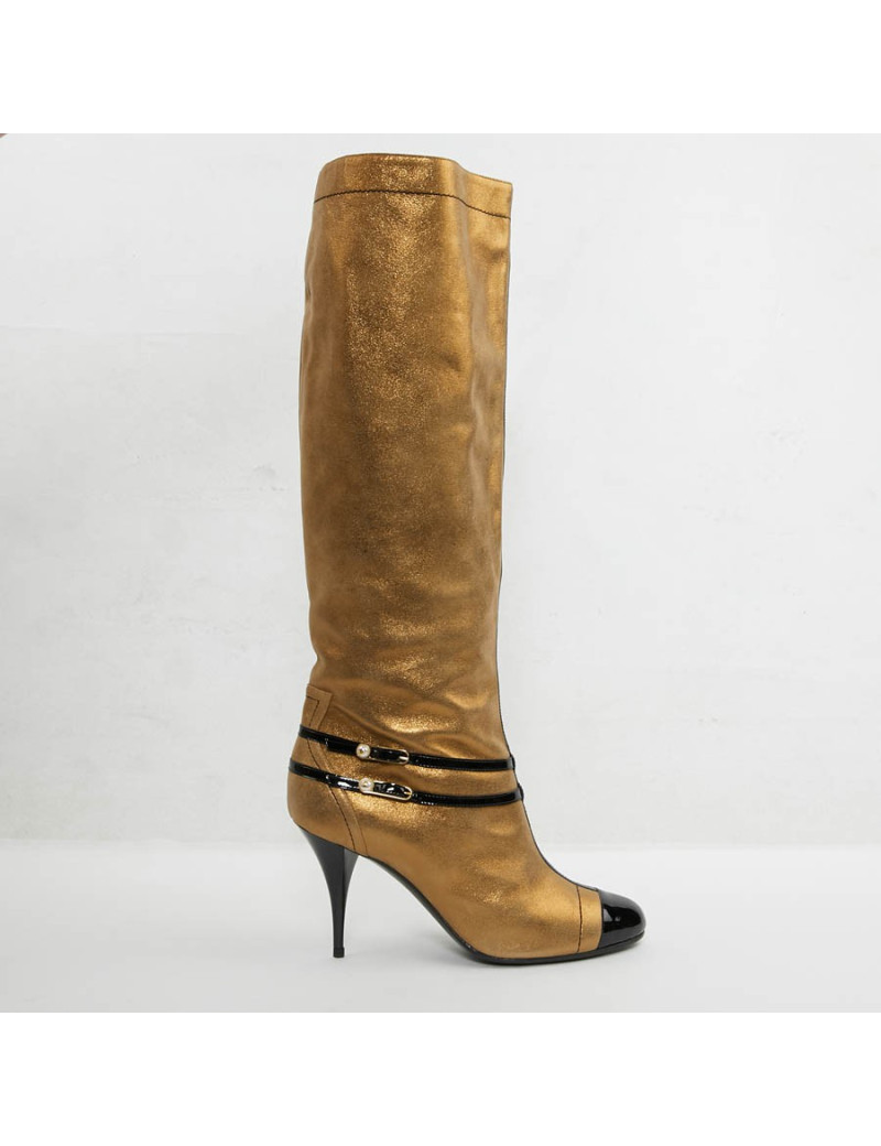 Bottes T 39 CHANEL cuir doré et bandes vernies noires