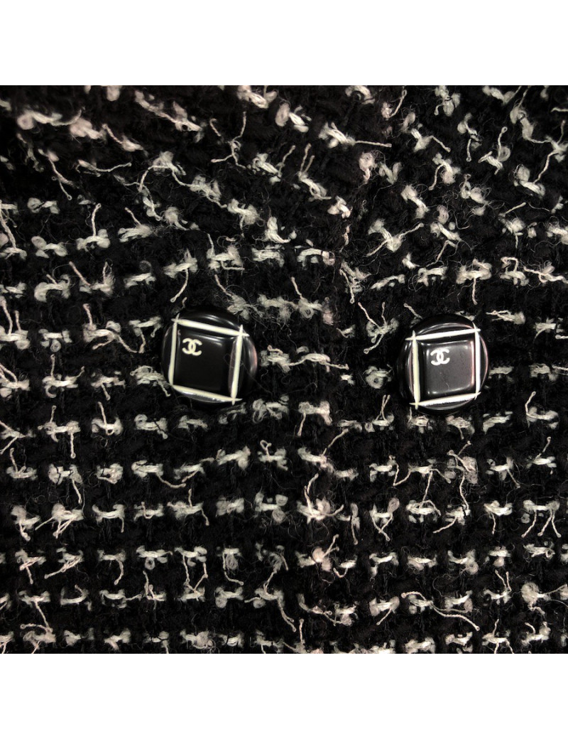 Veste T 36 CHANEL en tweed noir avec rayures blanches. Etiquette à l'intérieur noir