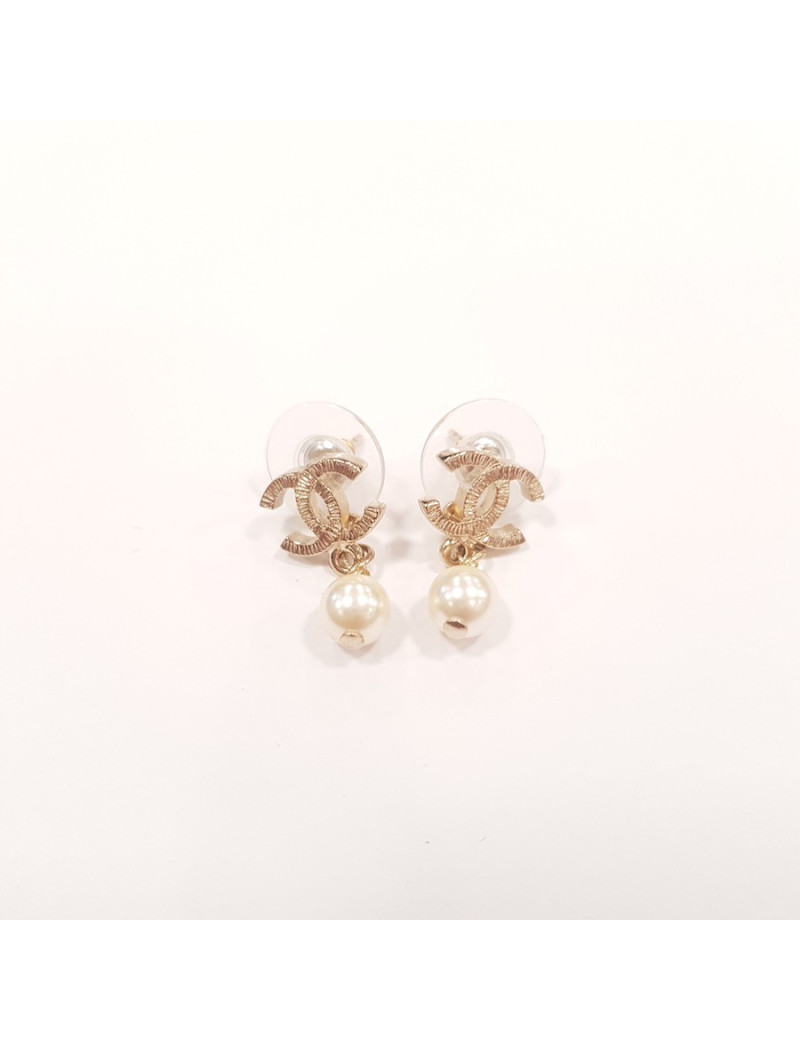 BO CHANEL "CC" dorées avec petite perle pendante