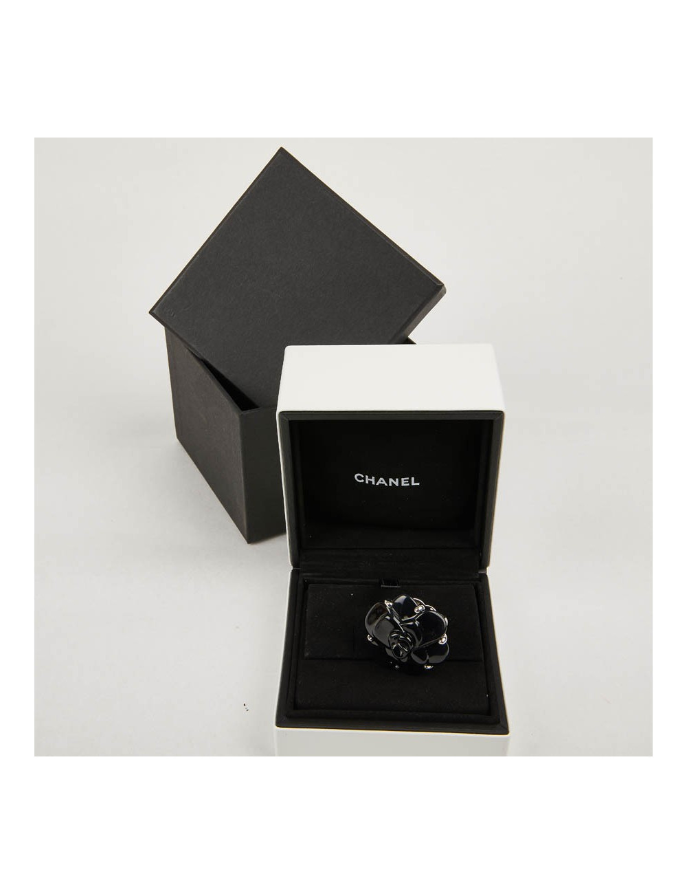Bague camélia CHANEL onyx or blanc 18 carats