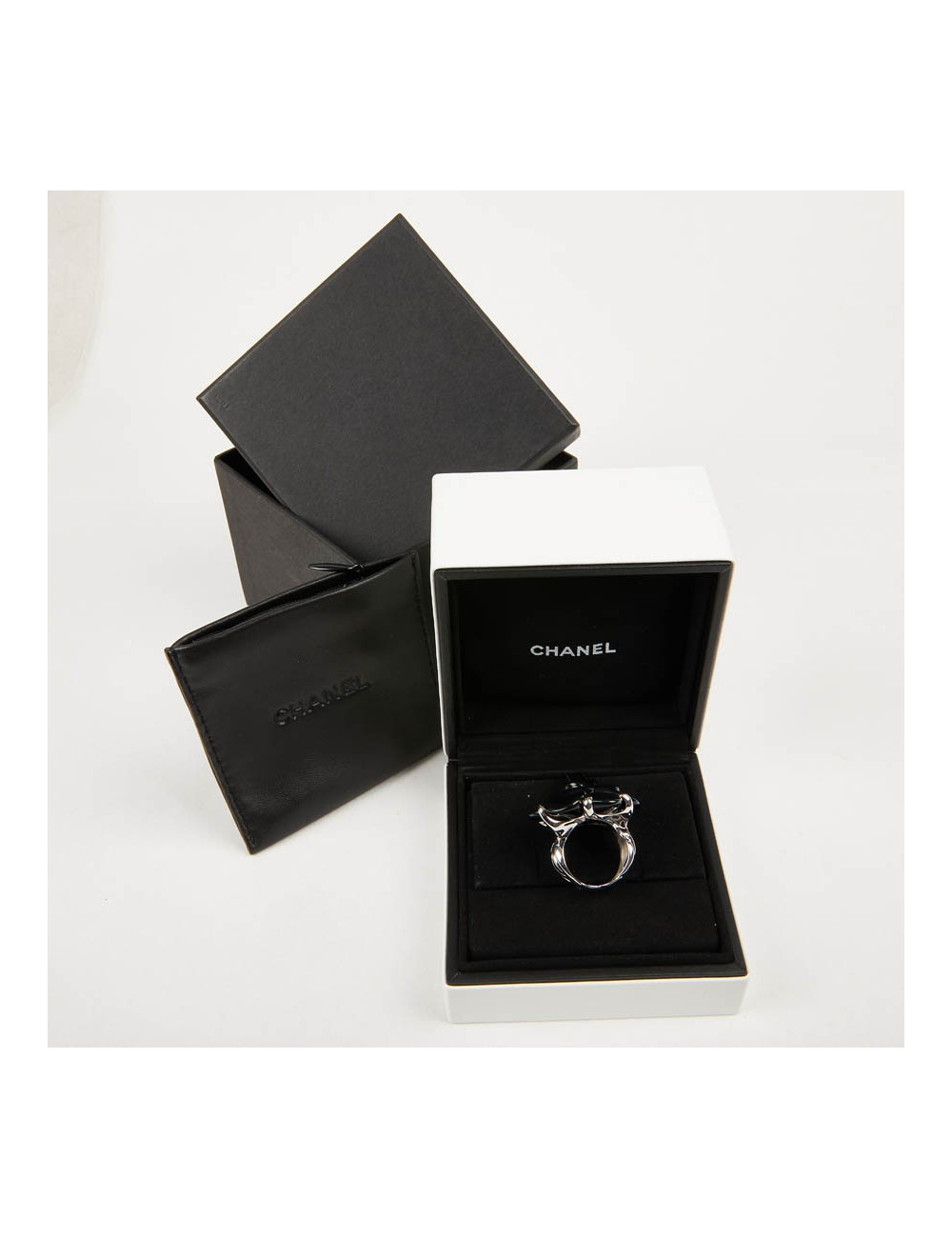 Bague camélia CHANEL onyx or blanc 18 carats