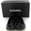 Ballerinas CHANEL in black leather and camelia