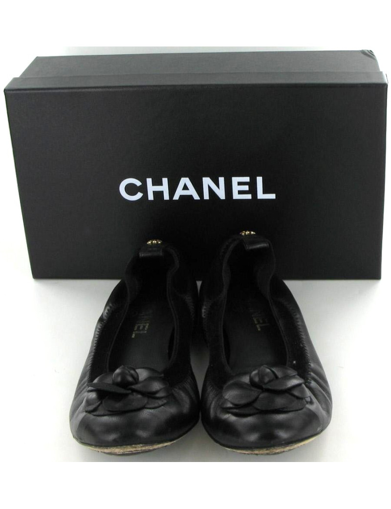 Ballerines CHANEL en cuir noir et camélia