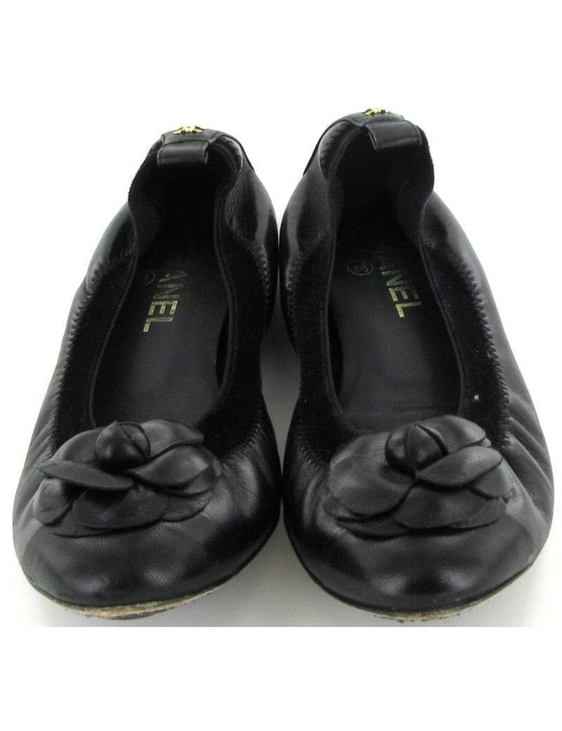 Ballerines CHANEL en cuir noir et camélia