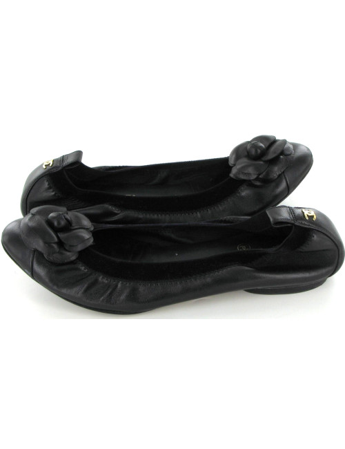 Ballerines CHANEL en cuir noir et camélia