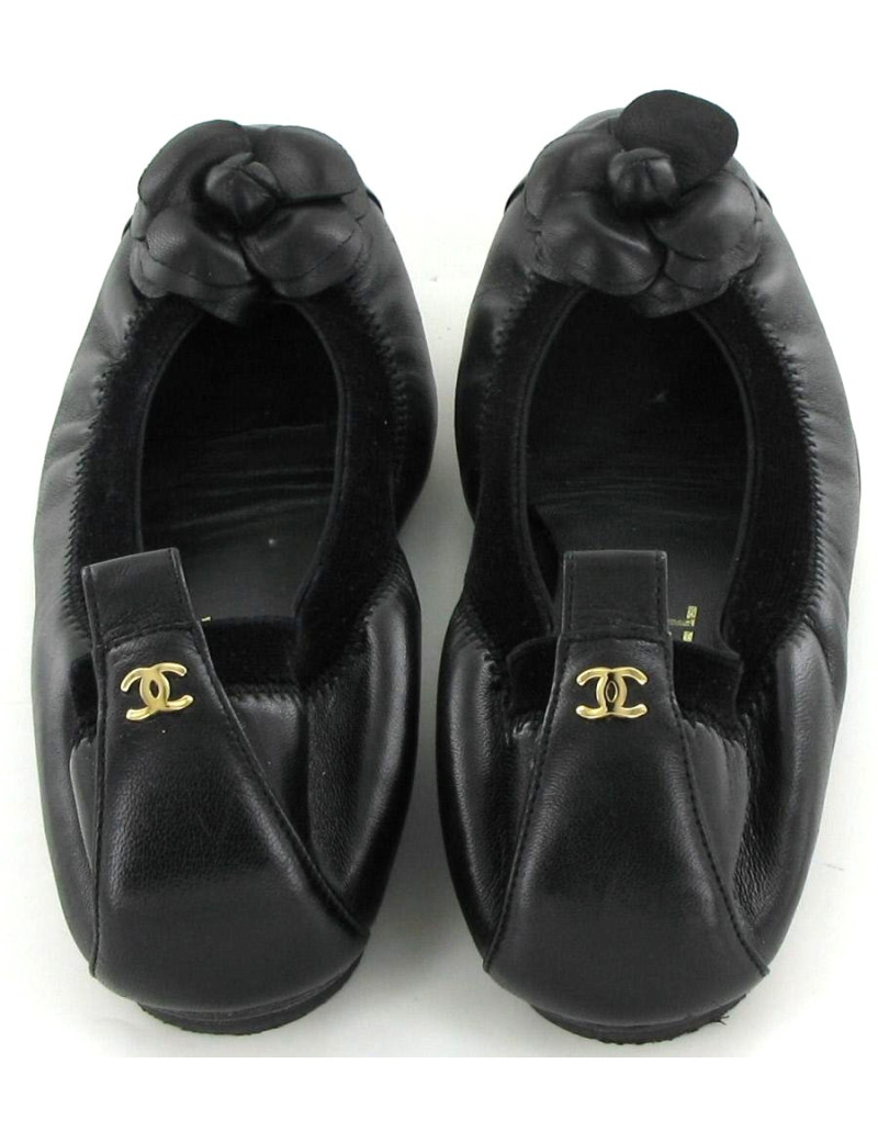 Ballerines CHANEL en cuir noir et camélia