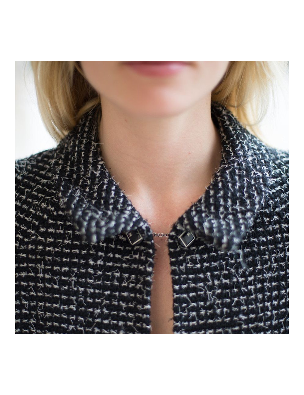 Veste T 36 CHANEL en tweed noir avec rayures blanches. Etiquette à l'intérieur noir