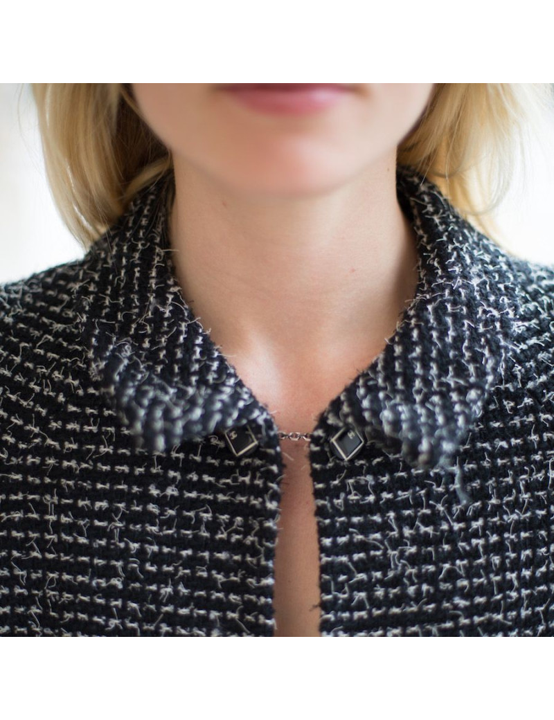 Veste T 36 CHANEL en tweed noir avec rayures blanches. Etiquette à l'intérieur noir