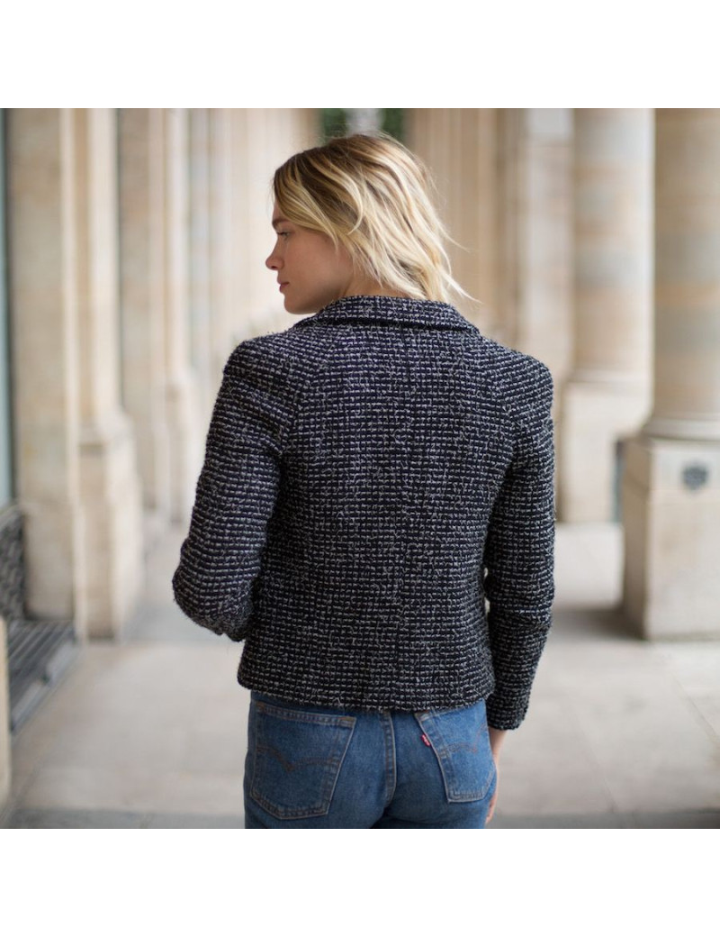 Veste T 36 CHANEL en tweed noir avec rayures blanches. Etiquette à l'intérieur noir