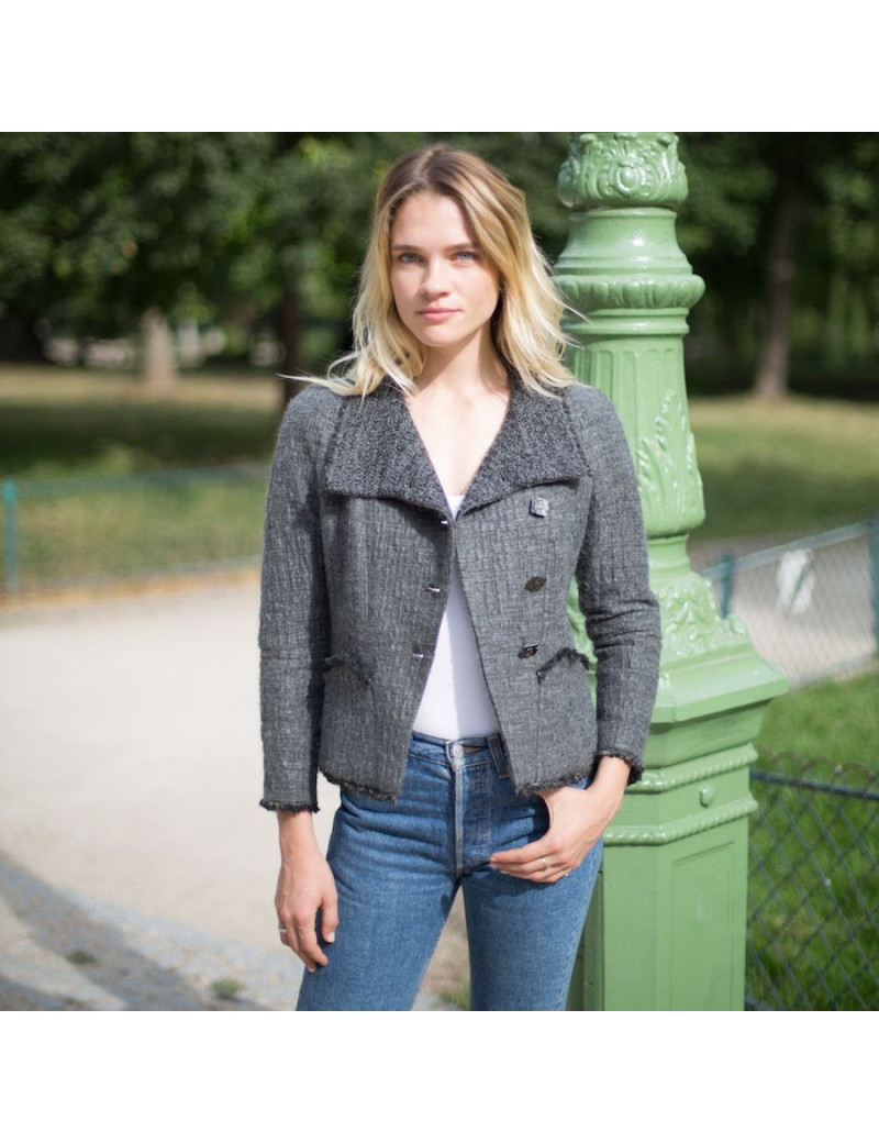 Veste T36 CHANEL en tweed gris foncé avec deux boutons  sur le devant
