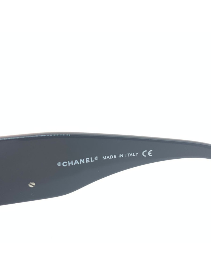 Lunettes de soleil CHANEL noires et camélia blanc