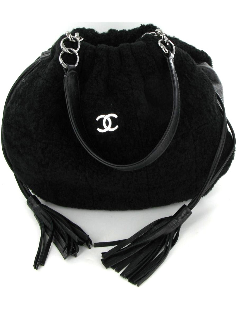 Sac besace CHANEL noir en mouton et cuir