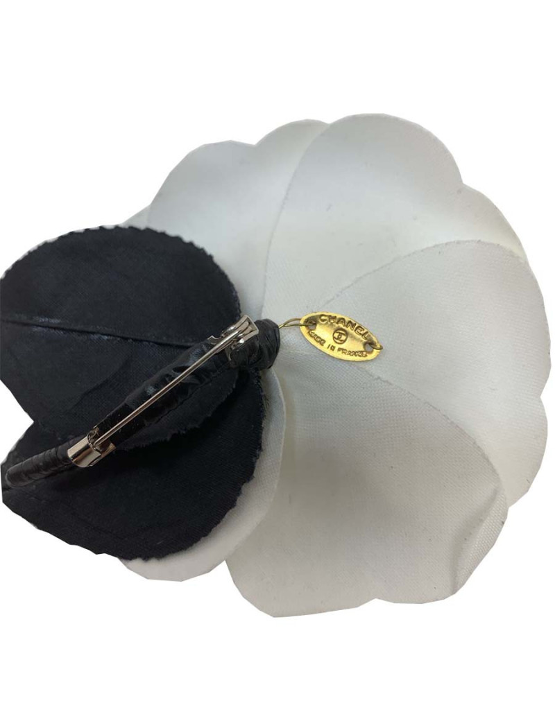 Broche Camélia CHANEL blanc et feuilles noires