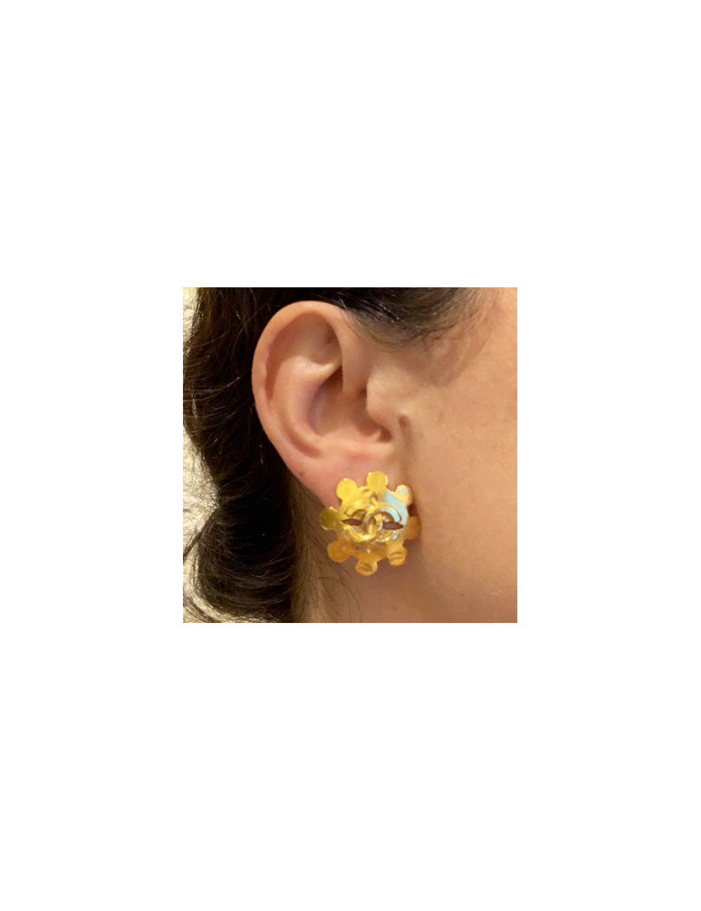 CHANEL Vintage golden Clip-on Earrings - Certified pre-owned luxury.